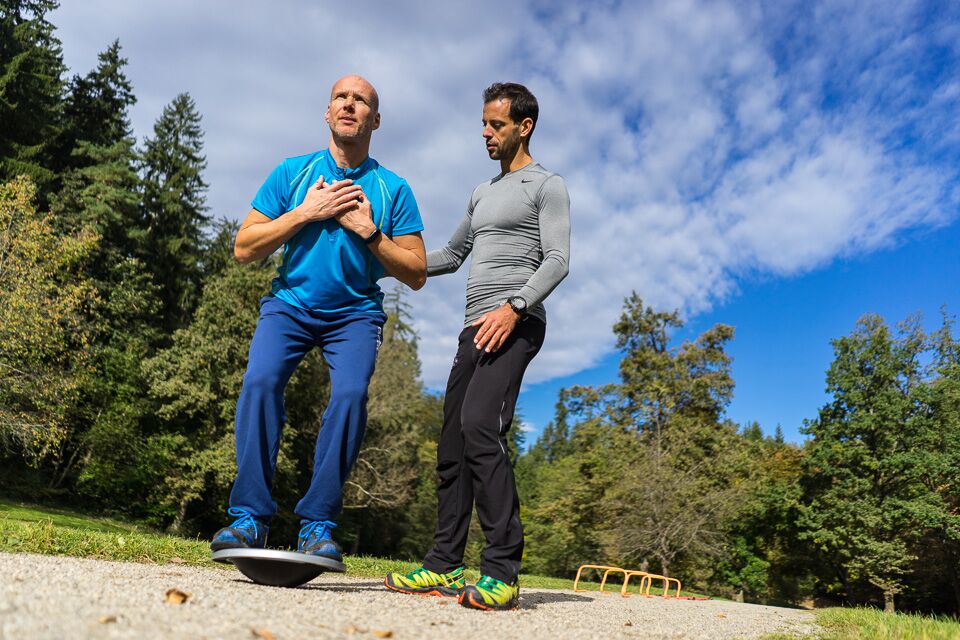 Abfahrtshocke auf dem Balance Board. 